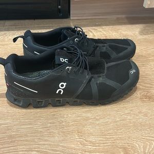 Black Slip on OnClouds size 10 men's